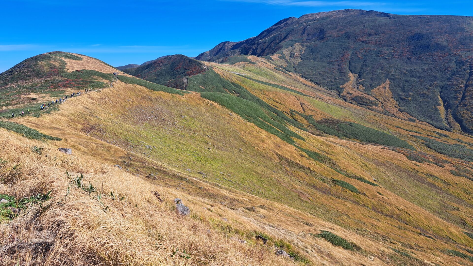 紅葉の姥ヶ岳から月山の稜線