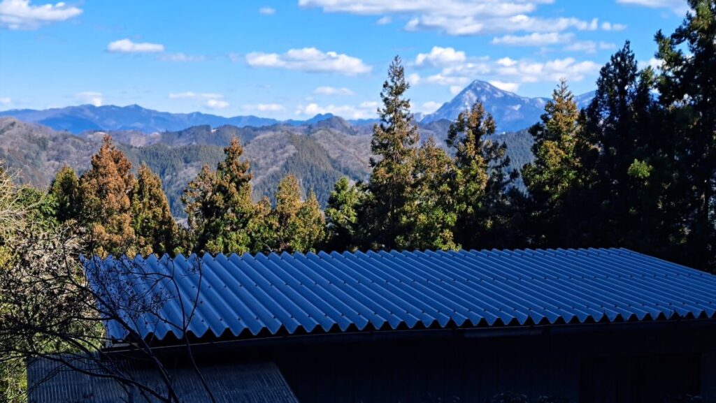 青空の下の武甲山