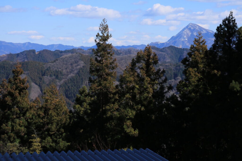 登山道から見た武甲山