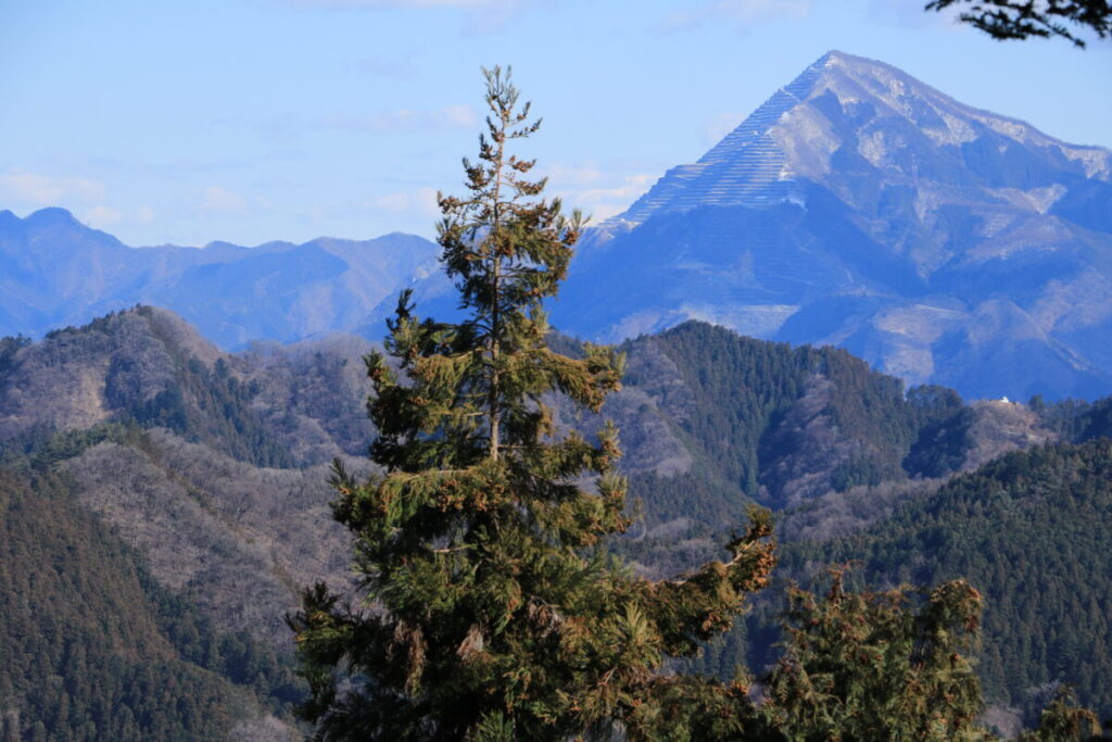 登山道から見た武甲山