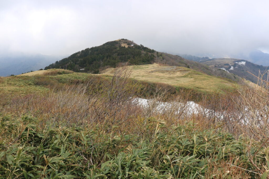 遠くに見える尻立山