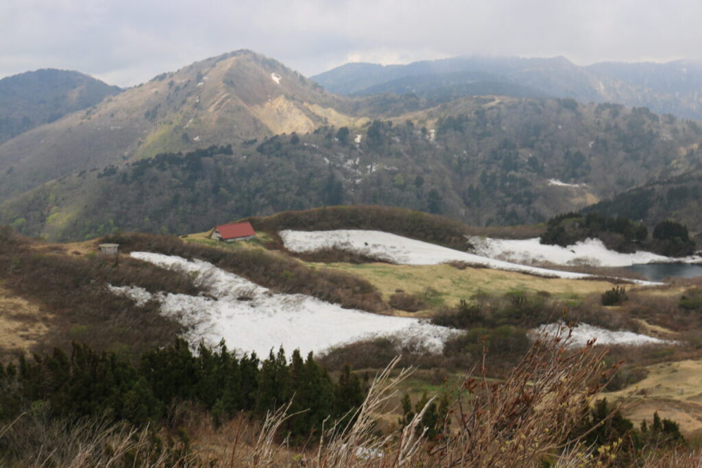 尻立山山頂から見える避難小屋、ドンデン池