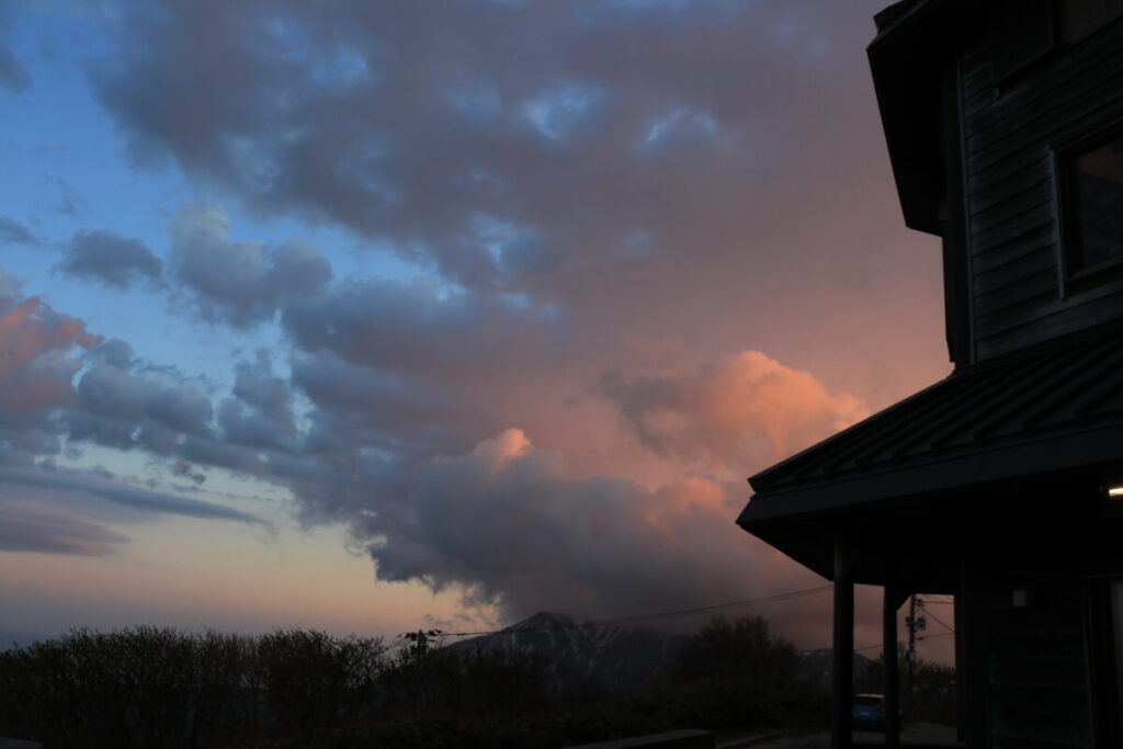 ドンデン高原ロッジ前から眺める夕日色に染まる雲