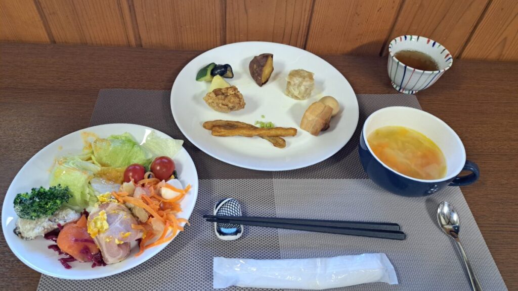 ドンデン高原ロッジのビュッフェ形式の食事